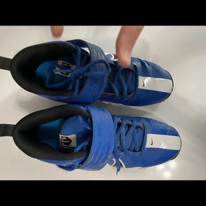 Pre-owned size 4Y trout cleats can be used for baseball or football